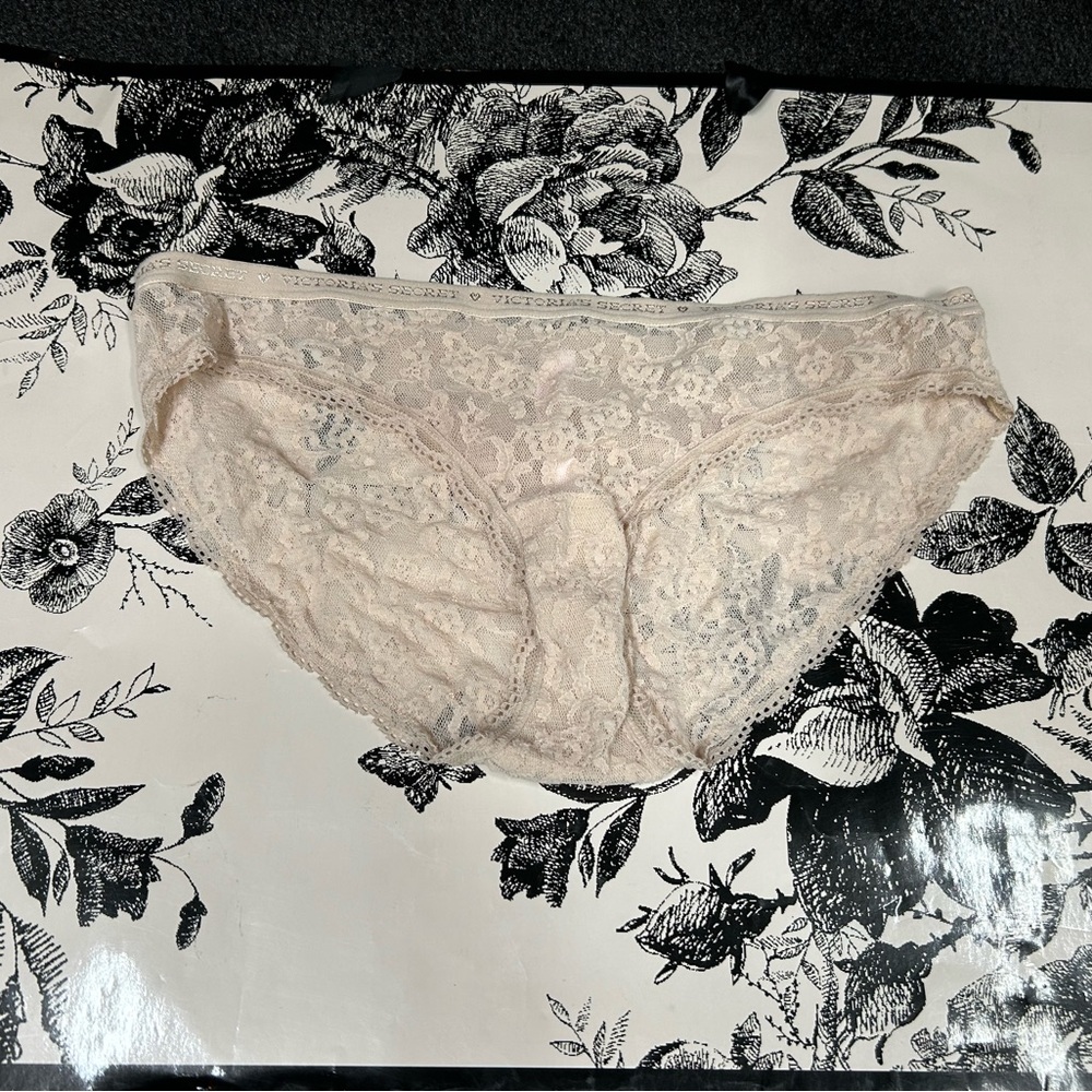 NWOT Victoria’s Secret Lace Bikini Panty SIZE S